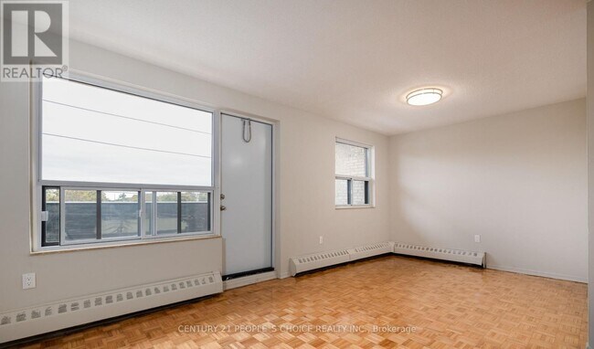 Photo du bâtiment - 549 N Service Rd