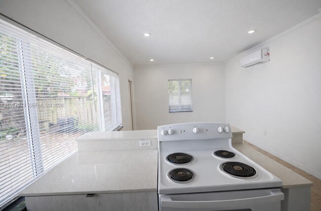 Foto del edificio - 572 NE 67th St