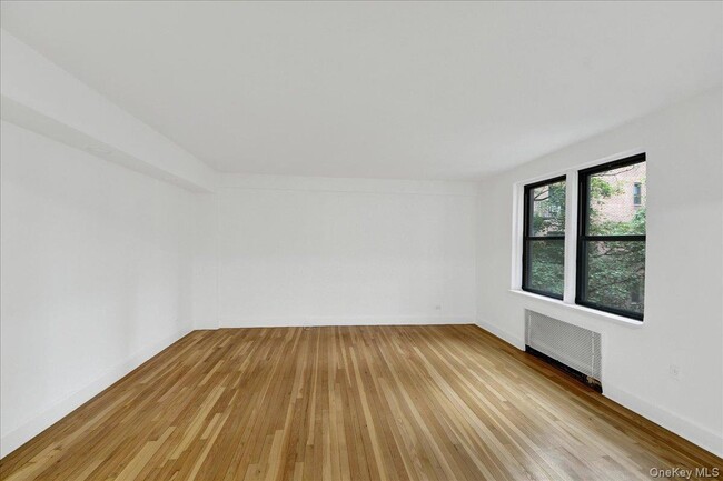 Building Photo - 3840 Greystone Ave