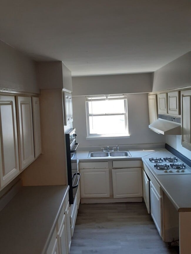 Building Photo - Modern living meets exceptional comfort