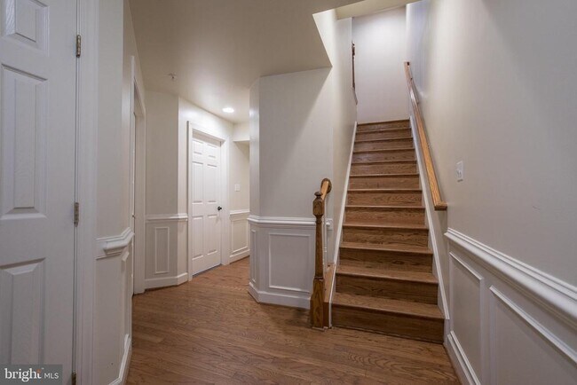 Building Photo - 2427 Fairfax Dr