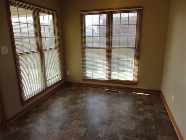 Building Photo - 1433 Aaron Drive W