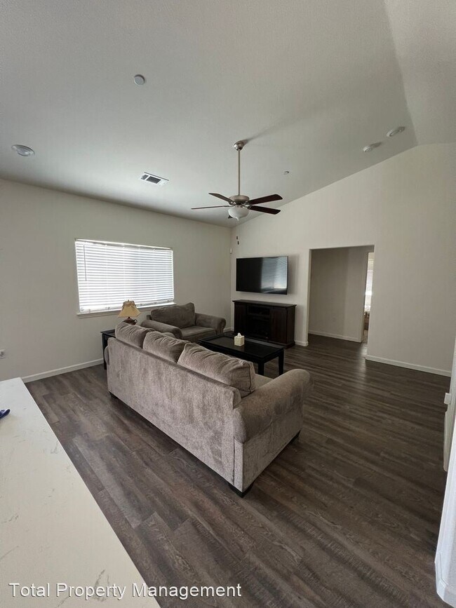 Foto del edificio - 3 br, 2 bath House - 1108 E Ventura St.