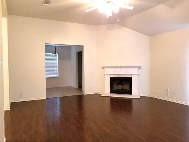 Foto del edificio - 5414 Carrington Dr