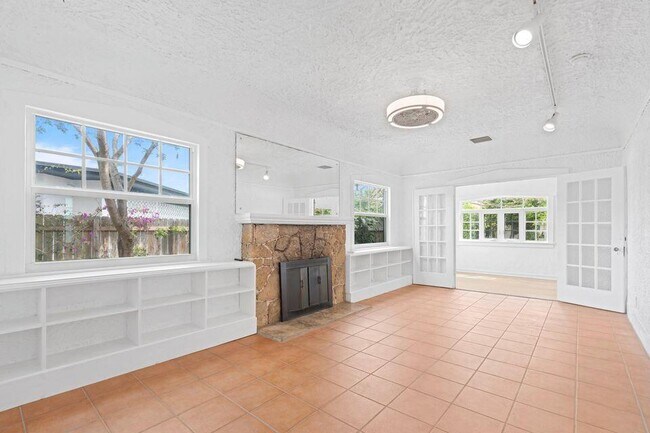 Building Photo - 221 N Ocean Breeze