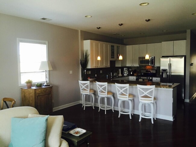 Building Photo - 531 N Racine Ave