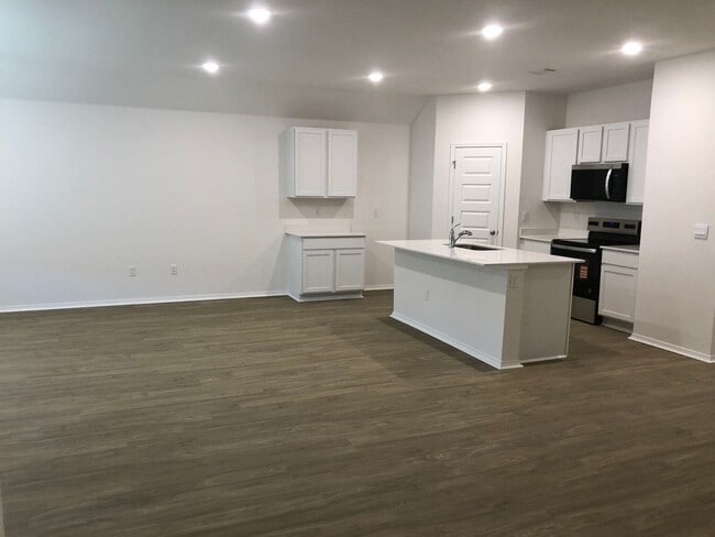 Building Photo - Rare 4 Bedroom For Rent