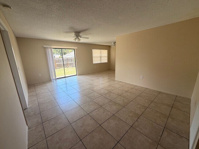 Foto del edificio - 2/2 Bedroom house with 1 car garage and fenced yard.