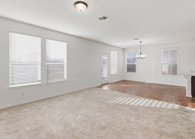 Foto del edificio - This spacious 4-bed/3-bath two-story rental is a gem waiting for you!