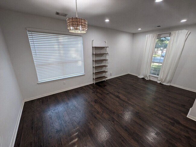 Building Photo - Upgraded Home, Amazing Location!
