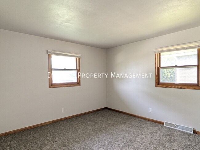 Foto del edificio - 570 N Mulford Rd