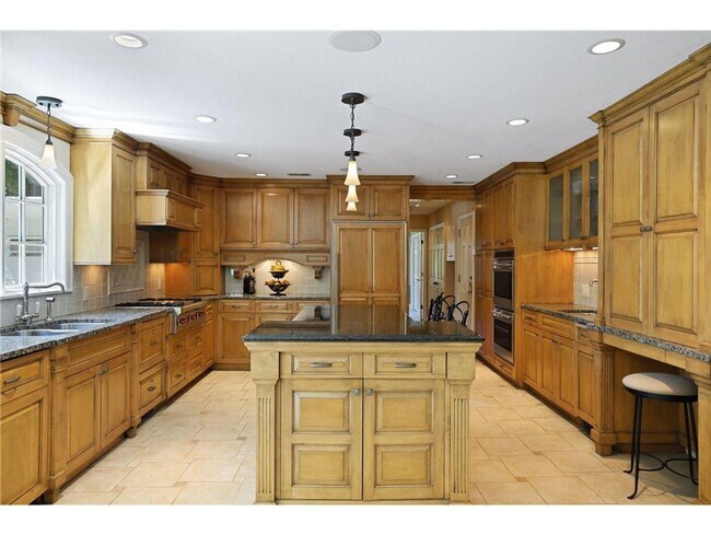 Foto del edificio - 7 Bedroom home near Cedar Lake