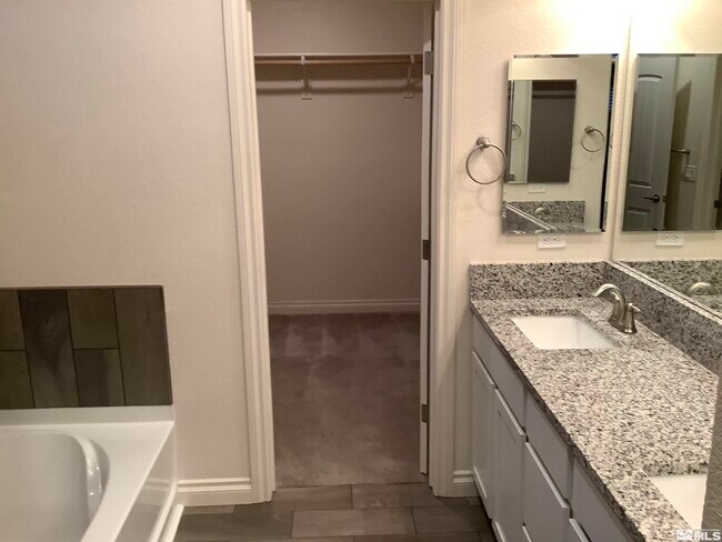 Foto del edificio - 18614 Haskell Peak Ct