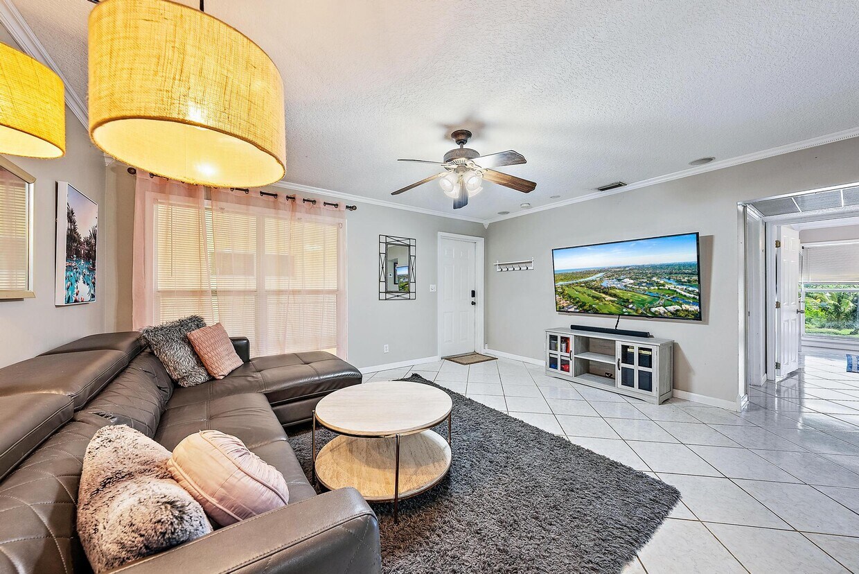 Foto principal - 733 Hummingbird Way