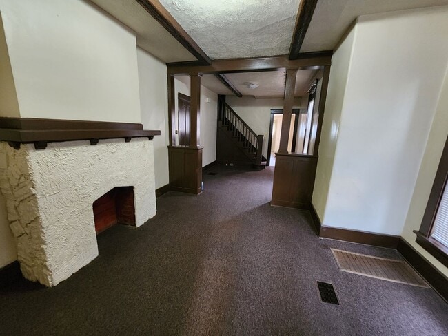 Building Photo - Spacious 2 bedroom townhouse style