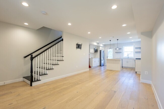 Building Photo - Beautiful 3 BR/3 BA Townhome in Brentwood!
