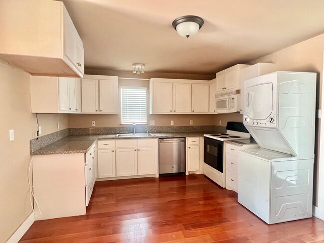 Foto del edificio - 2 Bedroom Home W/ Spacious Backyard!