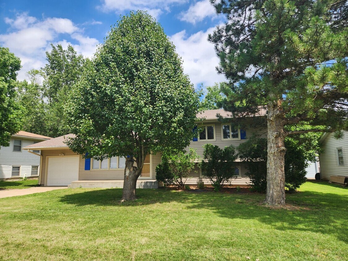 1806 SW Fairlawn Rd, Topeka, KS 66604 House Rental in Topeka, KS