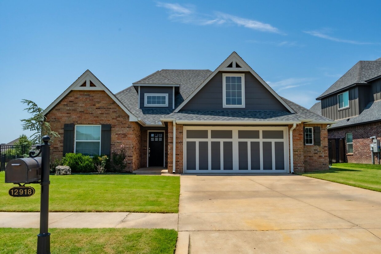 Primary Photo - Beautiful Corner Lot 3 Bed 2 Bath Home in ...