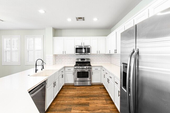 Building Photo - Stunning 4 bedroom, 3 bath home located in...