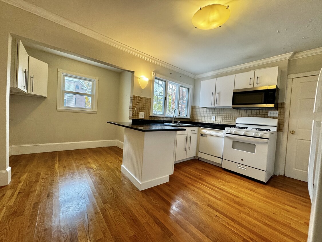 Kitchen with dining area - 21 Royall St