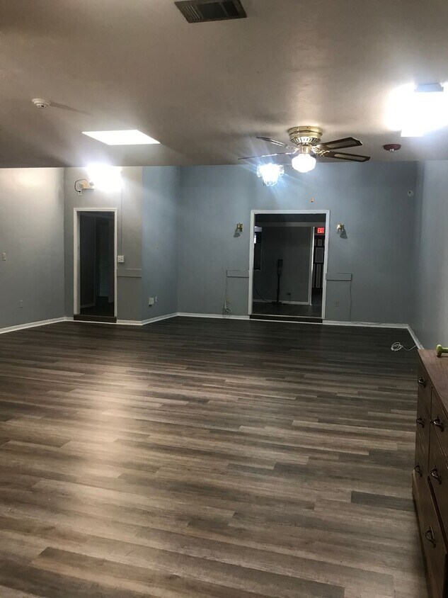 Foto principal - Large 6BR/4.5BA home in a great location c...