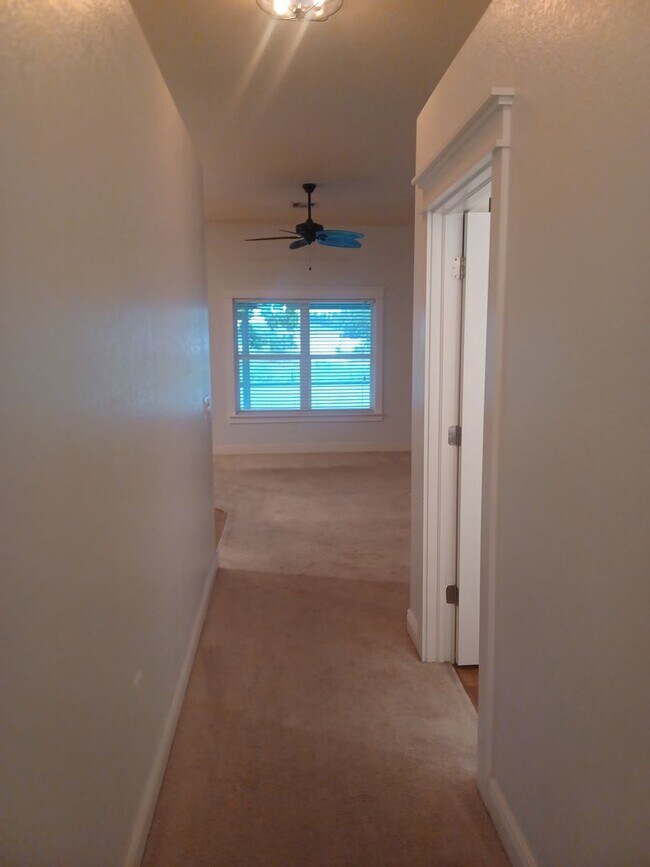 Building Photo - Spacious, Newly Remodeled  3 bedroom, 2 bathroom screened lanai GREAT LOCATION
