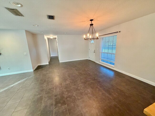 Building Photo - Altamonte Springs - 4 Bedroom, 2 Bathroom - $2,495.00 POOL HOME