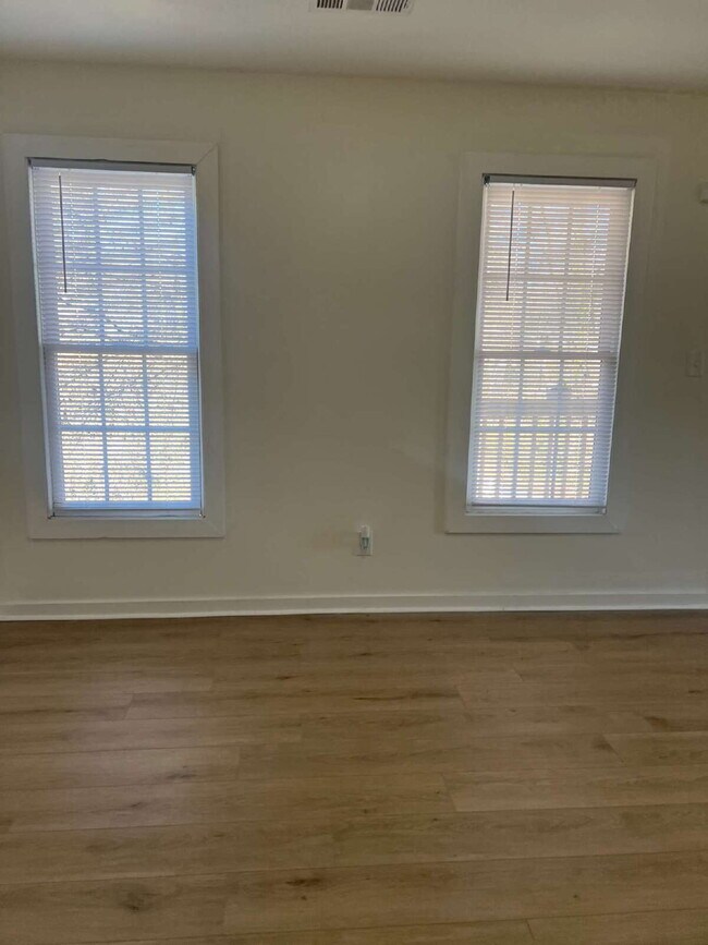 Foto del edificio - SECTION 8 WELCOME - "Charming and Spacious...