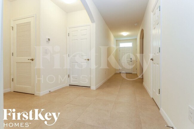 Building Photo - 2718 SW 8th Ct