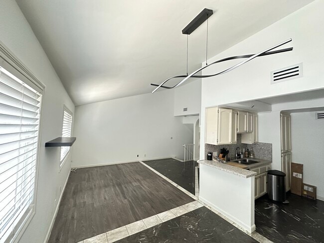 Building Photo - 11014 Arminta St