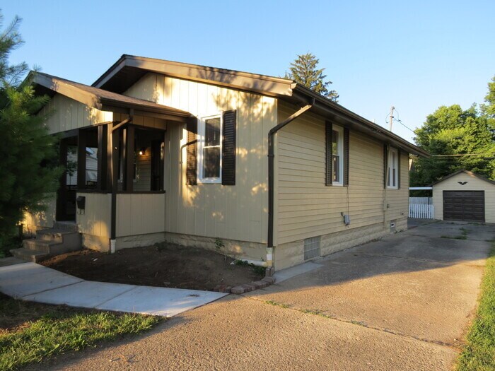 Primary Photo - 2650 Thorndale Ave