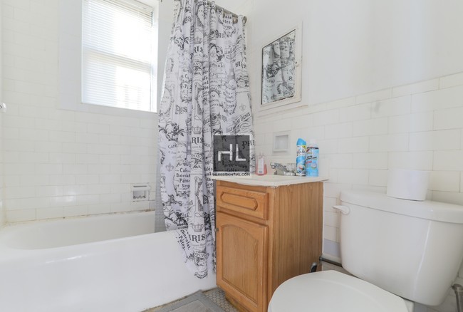 Foto del edificio - Penthouse 1 Bedroom Apartment Near Ditmars