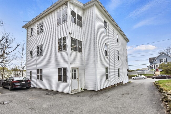 Building Photo - 27 Oak St