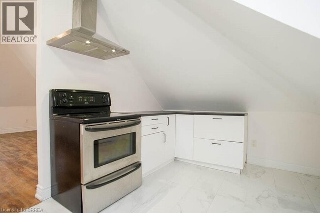 Building Photo - 3 Balmoral Ave S