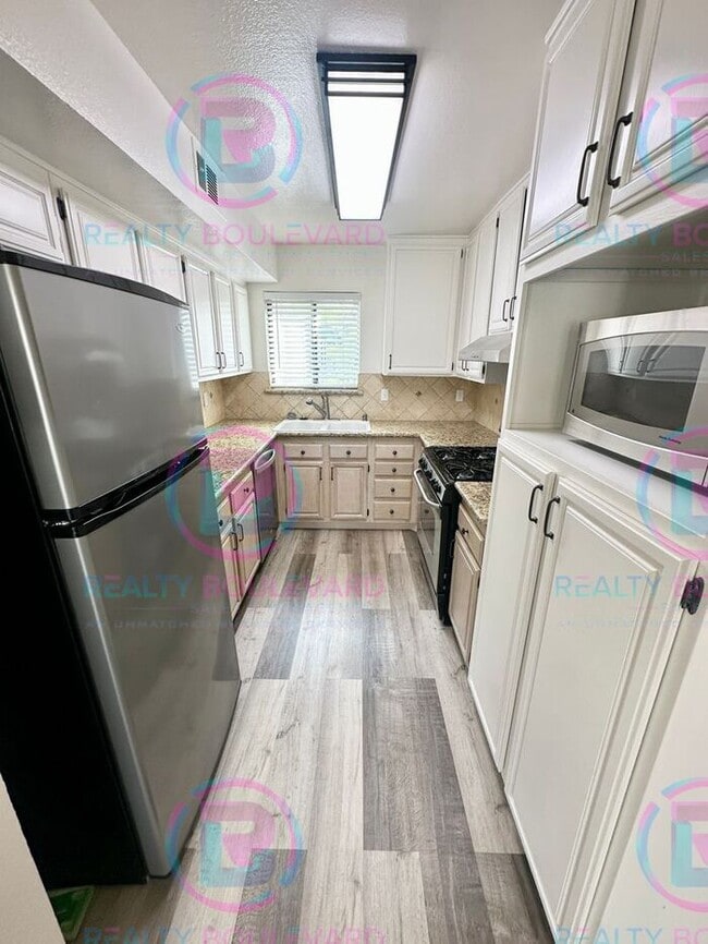 Building Photo - Contemporary 2-Bed Condo with Garage & Poo...