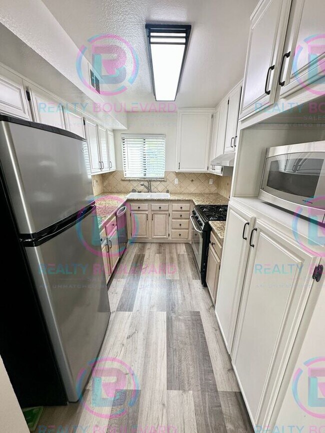 Foto del edificio - Contemporary 2-Bed Condo with Garage & Poo...