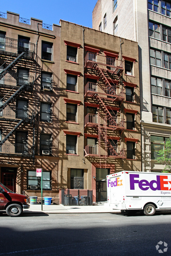 Building Photo - 228 W 17th St