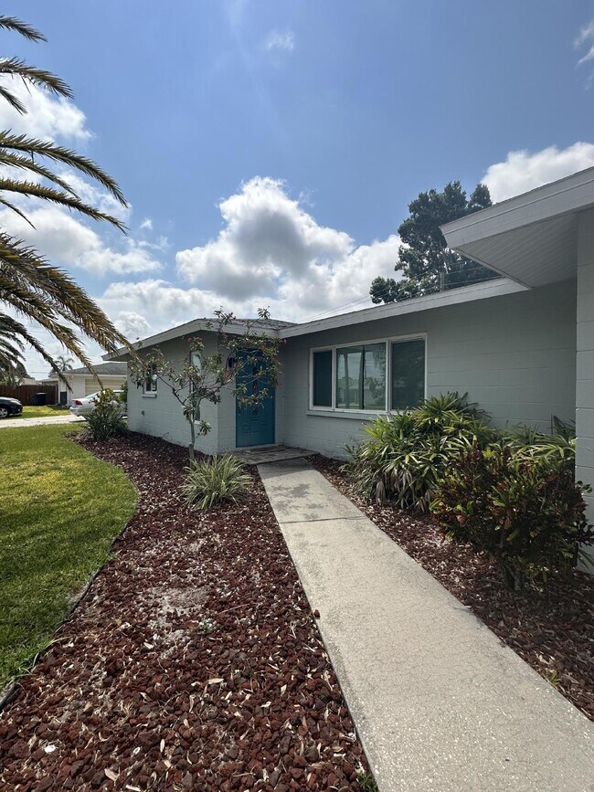 Building Photo - Charming 2 Bed, 2 Bath Home in Venice, FL ...
