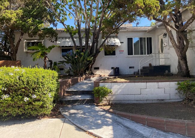 Foto del edificio - Large House!! Quick walk to campus!! (Lease out, pending signatures. Check back in a few days!)