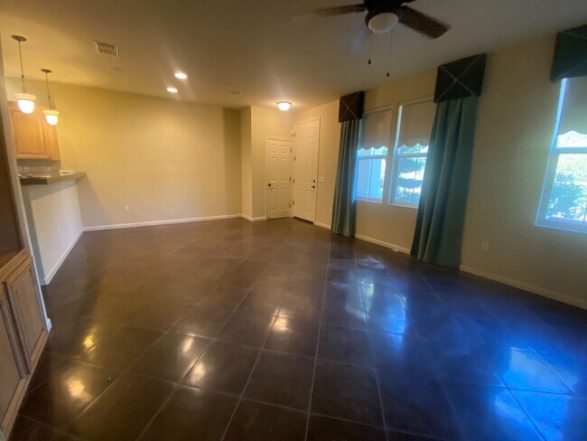 Foto del edificio - Spacious 2BD Condo with Loft & 2-Car Garage Near Intel and Willow Hill Park