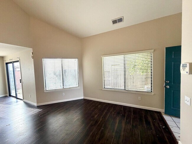 Foto del edificio - 661 Mockingbird Ln