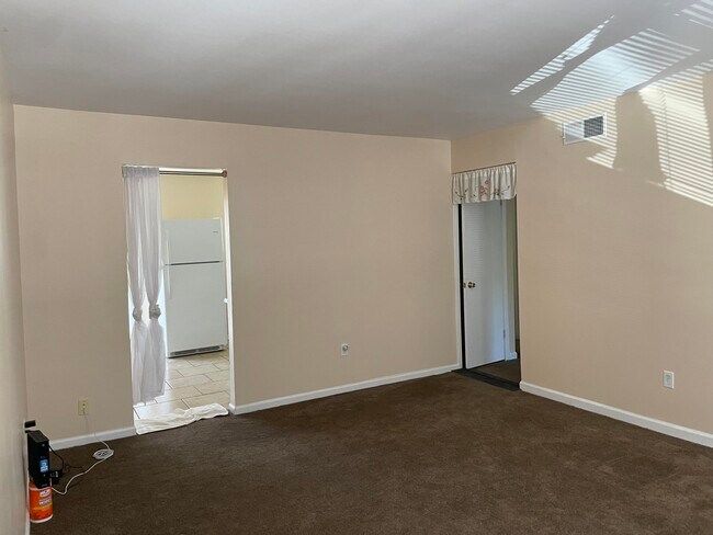 Building Photo - 1012 Carriage Dr