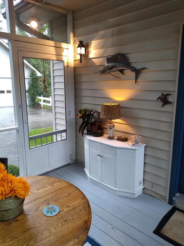 Building Photo - Adorable home in quiet setting
