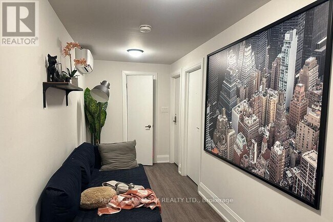 Photo du bâtiment - 595 St Clair Ave W