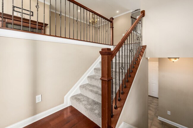Building Photo - 1107 Bluffway Dr