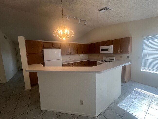Foto del edificio - NICE 3 BEDROOM IN RITA RANCH WITH GREAT FL...