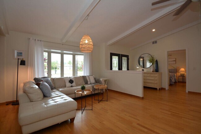 Building Photo - Salt Water Canal Pool Home Fully furnished