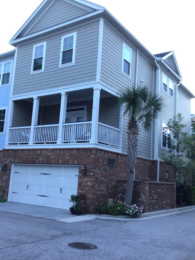 Rear view of porch - 656 Coleman Blvd