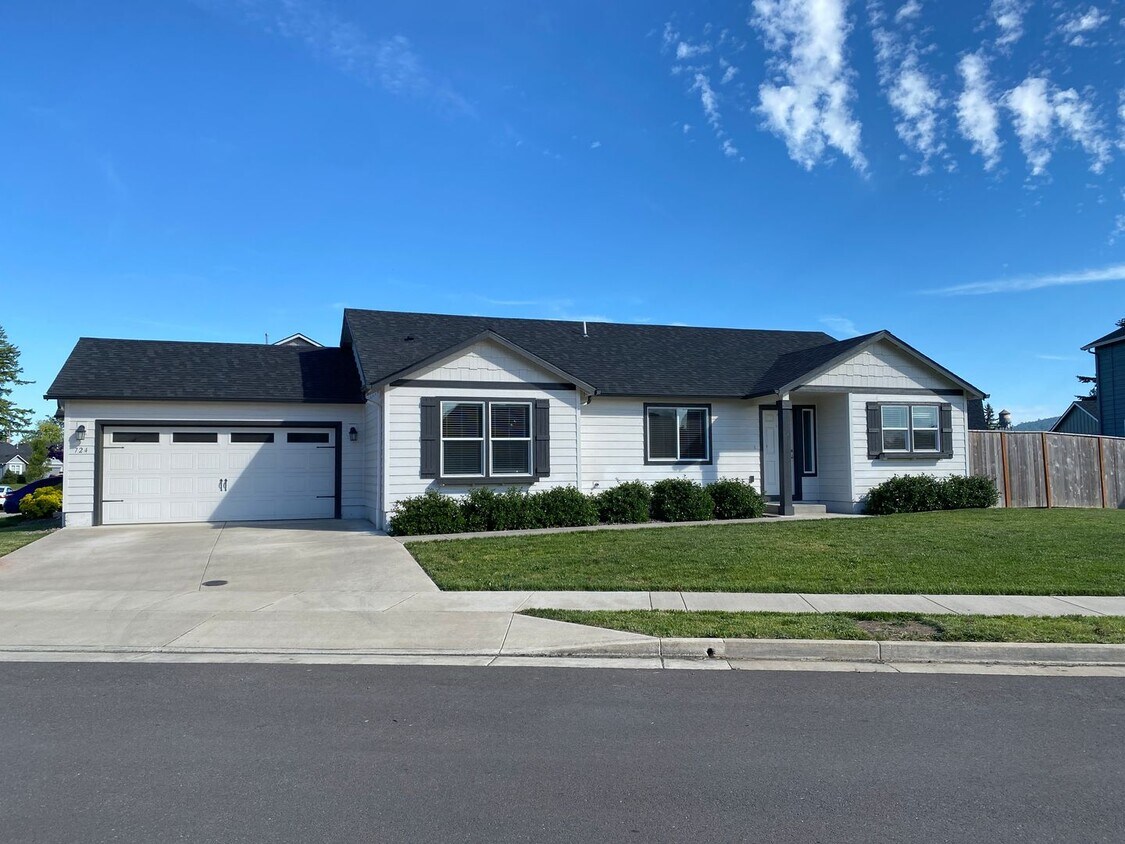 Primary Photo - Updated Newer 3 Bedroom / 2 Bath Home in L...